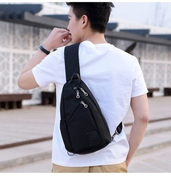 Bolsa de Pecho para Hombre con Puerto para Auriculares - Image 2